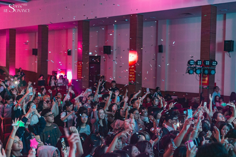 Mãn nhãn với phần trình diễn của sinh viên trường Báo trong đêm nhạc hội “FPS 2025 - Sen’s Resonance” - ảnh 10