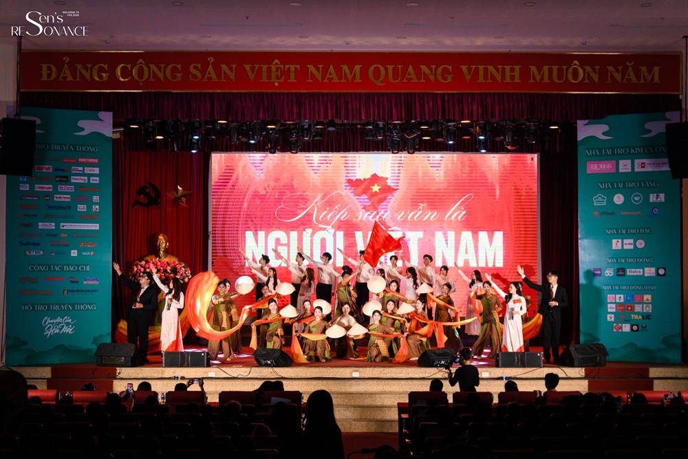 Mãn nhãn với phần trình diễn của sinh viên trường Báo trong đêm nhạc hội “FPS 2025 - Sen’s Resonance” - ảnh 1