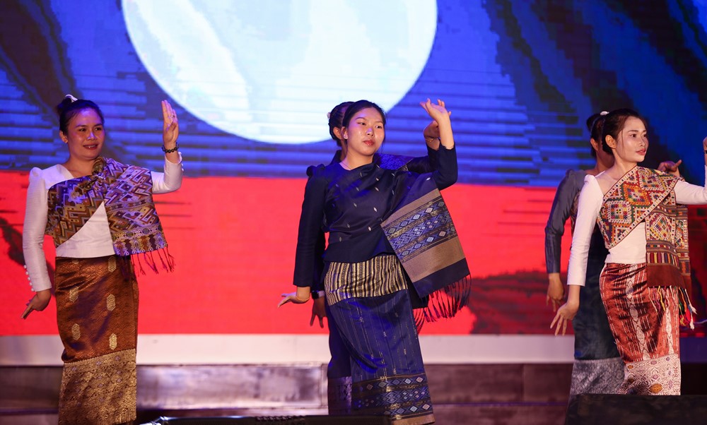 Mãn nhãn với phần trình diễn của sinh viên trường Báo trong đêm nhạc hội “FPS 2025 - Sen’s Resonance” - ảnh 2