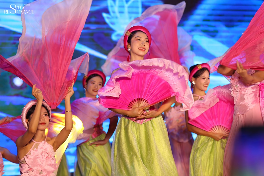 Mãn nhãn với phần trình diễn của sinh viên trường Báo trong đêm nhạc hội “FPS 2025 - Sen’s Resonance” - ảnh 5