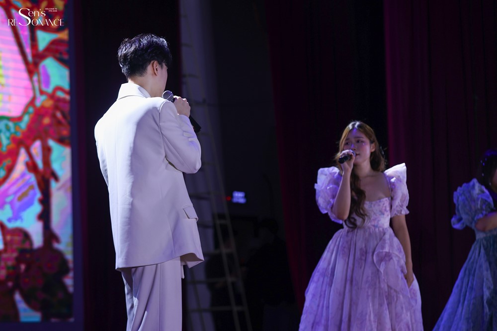 Mãn nhãn với phần trình diễn của sinh viên trường Báo trong đêm nhạc hội “FPS 2025 - Sen’s Resonance” - ảnh 6