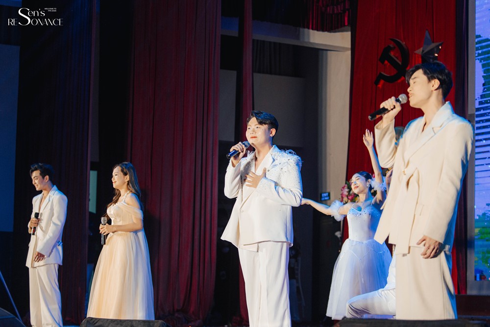 Mãn nhãn với phần trình diễn của sinh viên trường Báo trong đêm nhạc hội “FPS 2025 - Sen’s Resonance” - ảnh 7