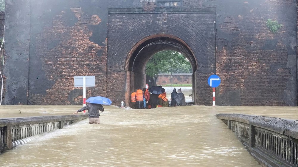 Nước lũ dâng cao, Quần thể Di tích Cố đô Huế tạm dừng đón khách - ảnh 1