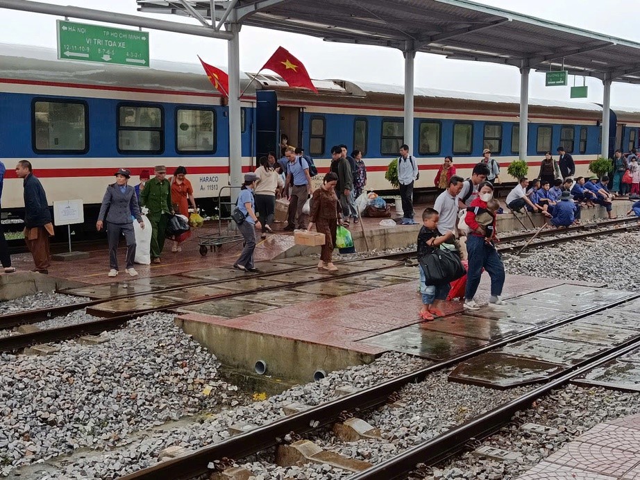 Bão số 13 làm tê liệt nhiều đoạn đường sắt miền Trung, hành khách được hỗ trợ trả vé miễn phí - ảnh 1