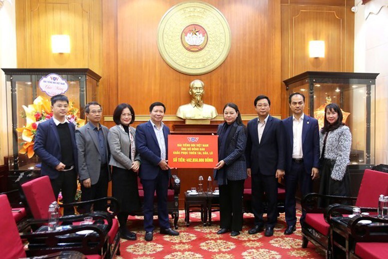 Trên 1.387 tỷ đồng đăng ký ủng hộ đồng bào vùng lũ qua Ban Vận động cứu trợ Trung ương- Ảnh 1.