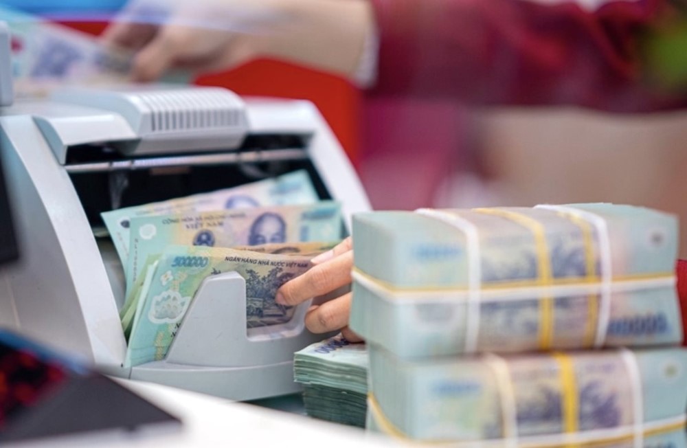 Ngân hàng đồng loạt tăng lãi suất huy động, cuộc đua hút vốn nóng trở lại - ảnh 1