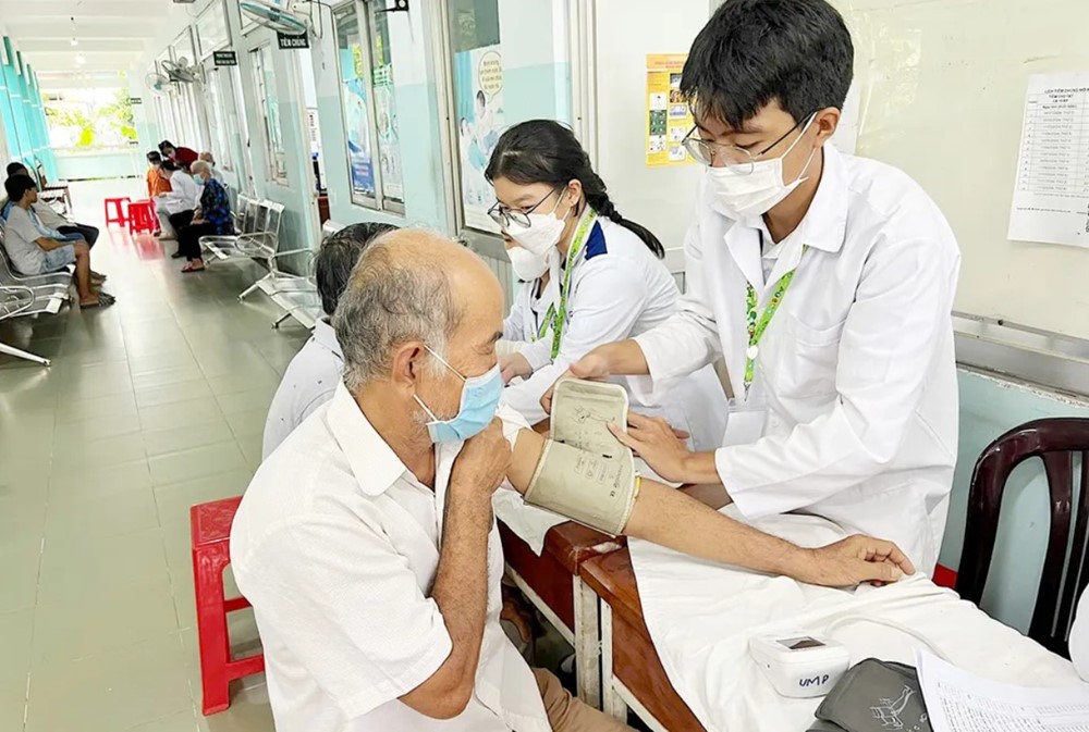 Mới: Những trường hợp nào được hưởng 100% bảo hiểm y tế khi khám chữa bệnh? - ảnh 1