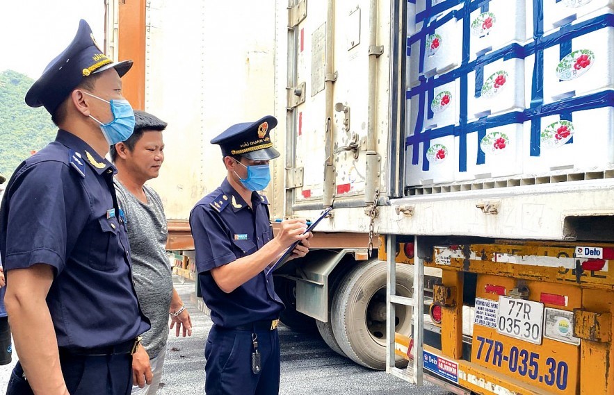 Hải quan túc trực hỗ trợ doanh nghiệp xuyên Tết, không để ách tắc xuất nhập khẩu - ảnh 1