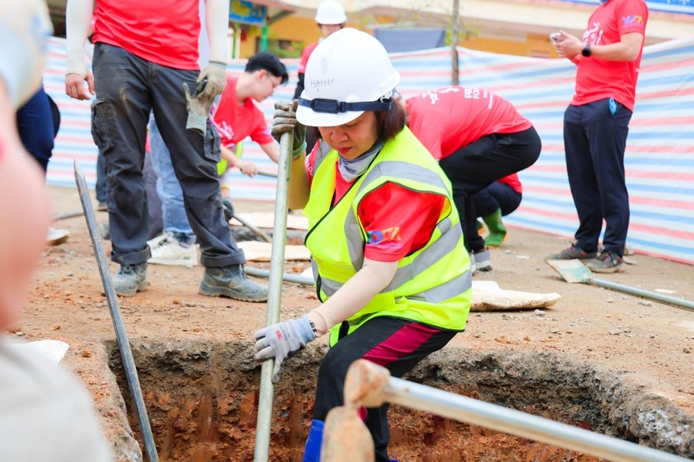 Hỗ trợ hàng trăm đầu sách xây dựng Thư viện số tại trường vùng cao Văn Chấn - ảnh 2