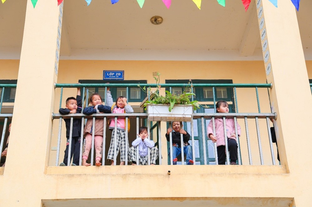 Hỗ trợ hàng trăm đầu sách xây dựng Thư viện số tại trường vùng cao Văn Chấn - ảnh 4