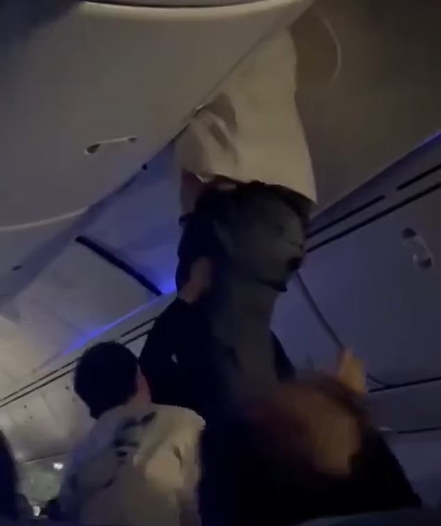 Máy bay Boeing hạ cánh khẩn cấp vì gặp nhiễu động: Hành khách 'treo lơ lửng' trong khoang hành lý, một số mảng trần bị 'xé toạc' - ảnh 1