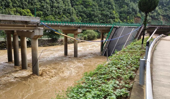 Sập cầu do lũ quét khiến hàng chục người thiệt mạng: Trung Quốc lập tức chỉ đạo khẩn, huy động kịp thời hơn 800 người để giải cứu các nạn nhân - ảnh 1