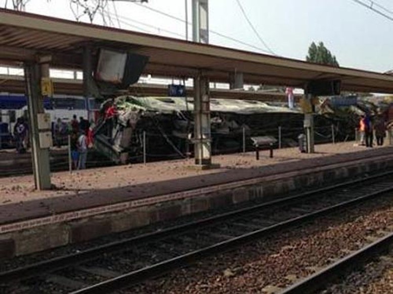 Tàu chở gần 400 khách trật bánh, đâm vào nhà ga với tốc độ 137km/h: Huy động khẩn cấp hơn 300 người, 8 trực thăng cứu hộ tại hiện trường - ảnh 2