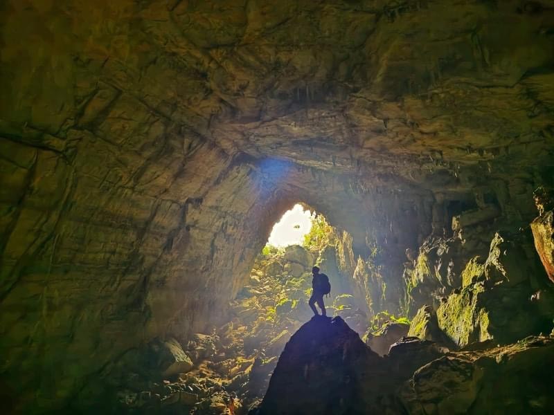 Khám phá ‘Sơn Đoòng của miền Bắc’: Có khối thạch nhũ hình bảo tháp cao ngang tòa nhà 7 tầng, tượng Phật Bà tự nhiên trên vách đá và hồ treo đẹp như mơ - ảnh 2