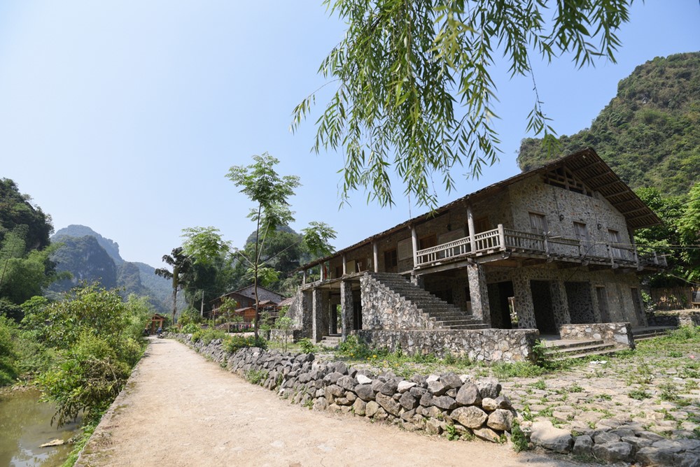 Việt Nam có ngôi làng làm hoàn toàn bằng đá cổ 400 năm tuổi giữa miền biên ải, cách 'thác nước đẹp bậc nhất thế giới' chỉ hơn 2km - ảnh 3