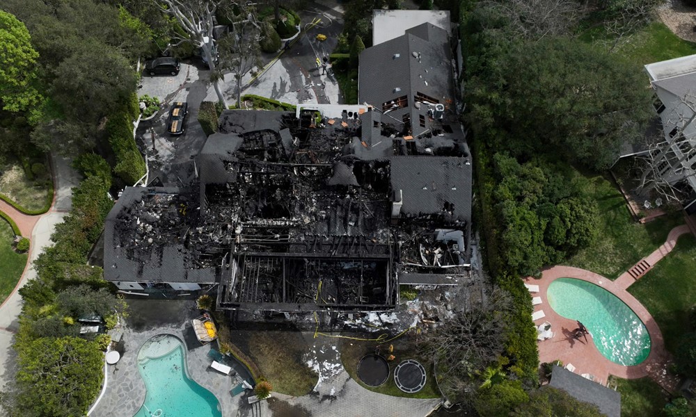 Biệt thự 170 tỷ của nữ diễn viên nổi tiếng bị lửa thiêu rụi toàn bộ, gần 100 lính cứu hộ làm việc không ngừng suốt 2 giờ: Sự việc đau lòng xảy ra 9 tháng trước, nguyên nhân do chập thiết bị điện - ảnh 1