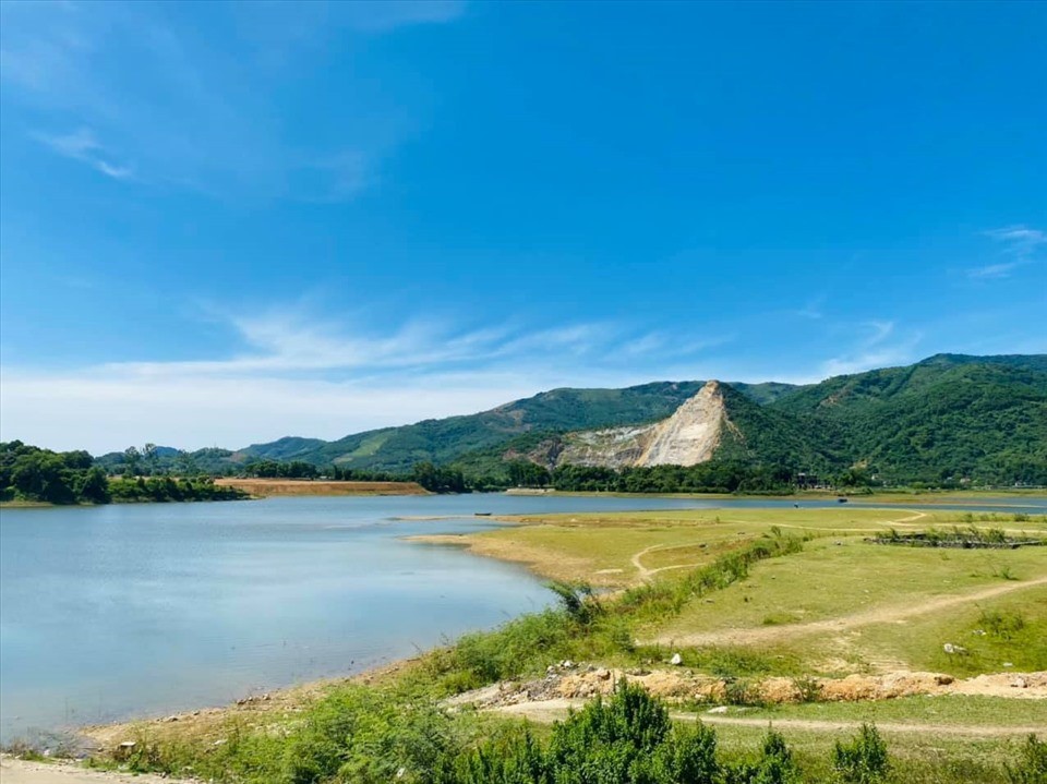 Lòng hồ đẹp tựa ‘Thụy Sỹ thu nhỏ’ cách Hà Nội chưa đầy 40km, cực thích hợp cho những tín đồ thích cắm trại dịp cuối tuần - ảnh 1