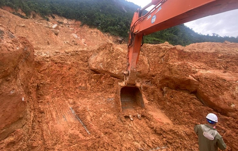 Cung đèo 33km nối hai thành phố du lịch nổi tiếng của Việt Nam sạt lở nghiêm trọng, đề nghị công bố tình huống khẩn cấp - ảnh 1