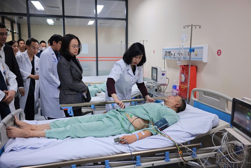 Thống nhất chuyển các nạn nhân vụ phóng hỏa quán cà phê ở Hà Nội đến Bệnh viện Bạch Mai - ảnh 2