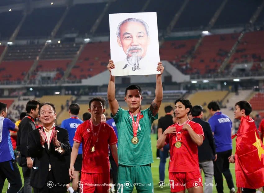 Thủ môn Việt Nam được vinh danh xuất sắc nhất ASEAN Cup 2024: Từng bỏ bóng đá đi làm bảo vệ, vừa được thưởng nóng nửa tỷ đồng  - ảnh 3