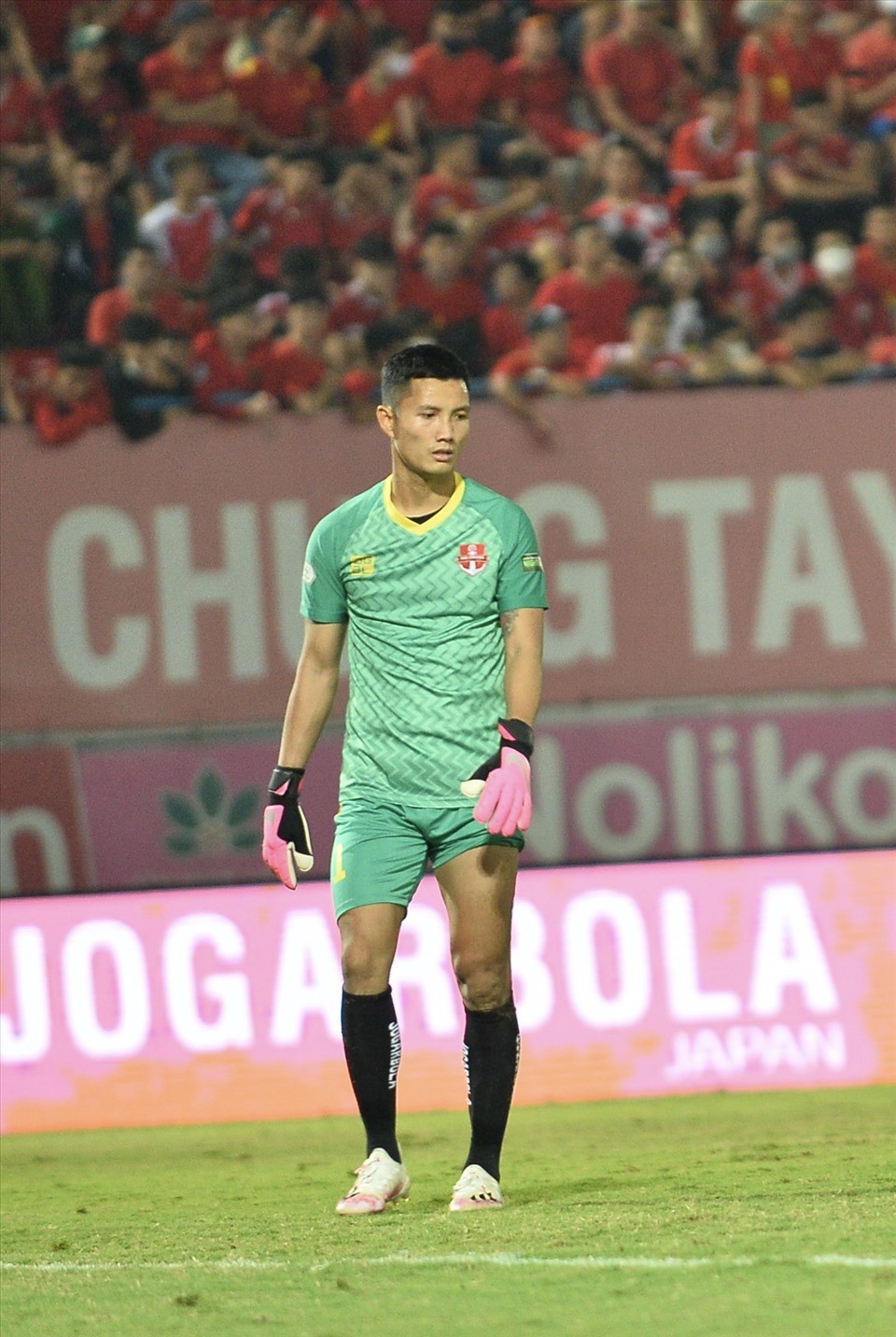 Thủ môn Việt Nam được vinh danh xuất sắc nhất ASEAN Cup 2024: Từng bỏ bóng đá đi làm bảo vệ, vừa được thưởng nóng nửa tỷ đồng  - ảnh 1