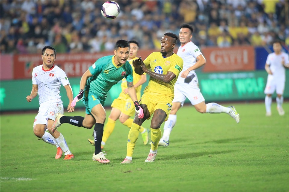 Thủ môn Việt Nam được vinh danh xuất sắc nhất ASEAN Cup 2024: Từng bỏ bóng đá đi làm bảo vệ, vừa được thưởng nóng nửa tỷ đồng  - ảnh 2