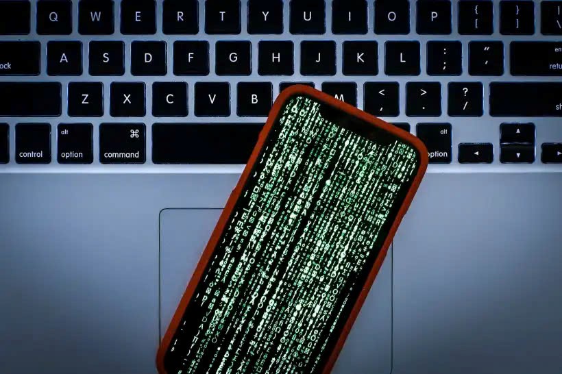 Hàng triệu iPhone có nguy cơ bị hacker chiếm quyền kiểm soát, Apple phát cảnh báo khẩn - ảnh 1