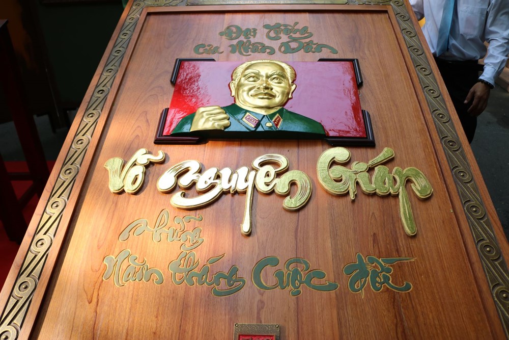 Cuốn thư pháp dát vàng nặng nửa tấn lớn nhất thế giới, viết về vị Đại tướng người Việt duy nhất từng đánh bại 4 cường quốc - ảnh 1