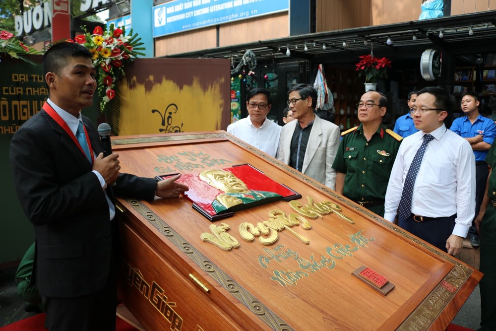 Cuốn thư pháp dát vàng nặng nửa tấn lớn nhất thế giới, viết về vị Đại tướng người Việt duy nhất từng đánh bại 4 cường quốc - ảnh 2