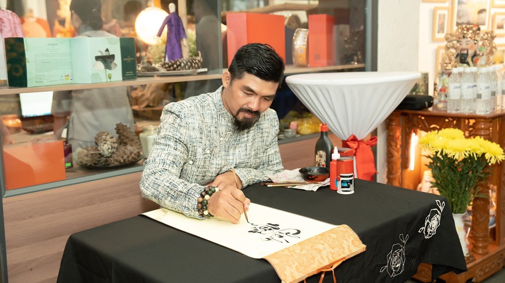 Cuốn thư pháp dát vàng nặng nửa tấn lớn nhất thế giới, viết về vị Đại tướng người Việt duy nhất từng đánh bại 4 cường quốc - ảnh 5