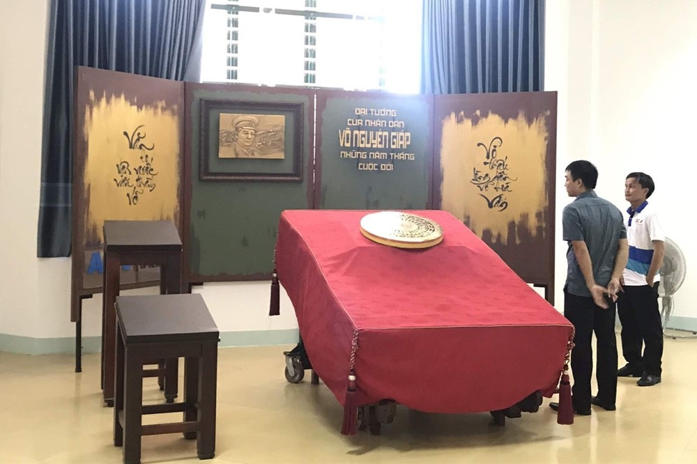 Cuốn thư pháp dát vàng nặng nửa tấn lớn nhất thế giới, viết về vị Đại tướng người Việt duy nhất từng đánh bại 4 cường quốc - ảnh 4