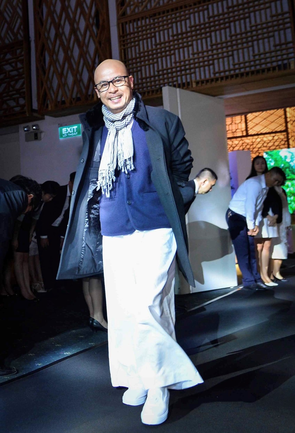 Hình ảnh mới của ông Đặng Lê Nguyên Vũ sau nhiều năm 'ở ẩn' trong hang đá, hé lộ ý nghĩa thực sự về chiếc khăn rằn ‘bất ly thân' - ảnh 2