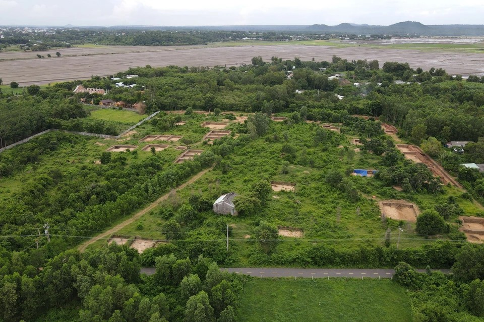 Phát lộ thành cổ duy nhất còn hiện hữu trên thực địa Nam Bộ, rộng khoảng 10ha, nơi hàng nghìn cổ vật bị chôn vùi - ảnh 1