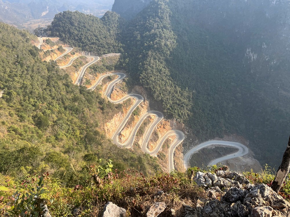 Hoàn thành sửa chữa ‘cung đường hiểm trở nhất Việt Nam’, chỉ dài 2,5km nhưng có 15 tầng đèo, 14 khúc ‘cua tay áo’ - ảnh 1