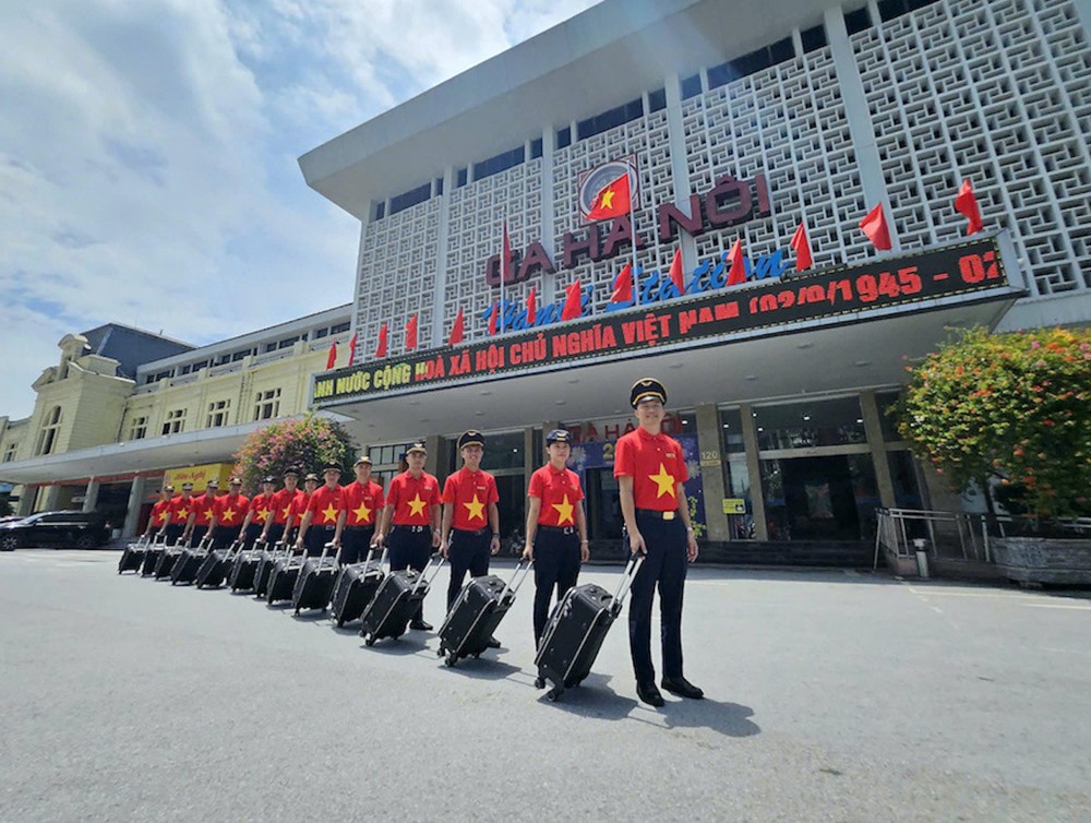 Ra mắt ‘Đoàn tàu Thống nhất’ chạy tuyến Hà Nội – TP.HCM với thiết kế riêng độc đáo nhằm tái hiện không khí lịch sử dịp kỷ niệm 50 năm Ngày Thống nhất đất nước - ảnh 1