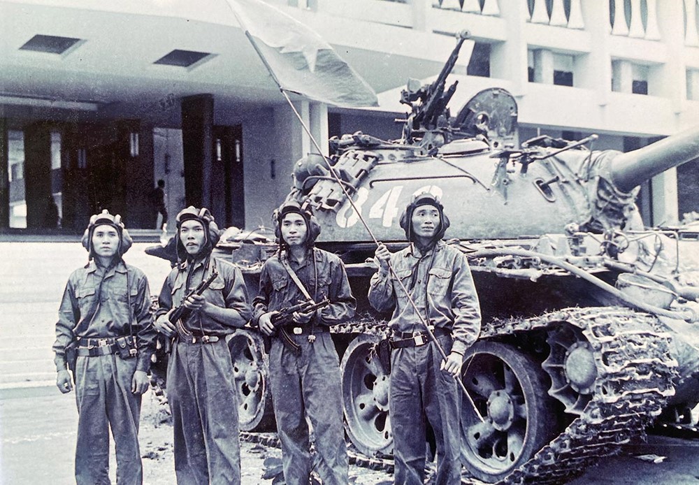 Chiếc xe tăng húc đổ cổng phụ Dinh Độc Lập trong ngày 30/4/1975: Từng gây ra cuộc tranh cãi kéo dài suốt 2 thập kỷ, đang được trưng bày tại bảo tàng quân sự 'khủng' nhất Việt Nam - ảnh 2