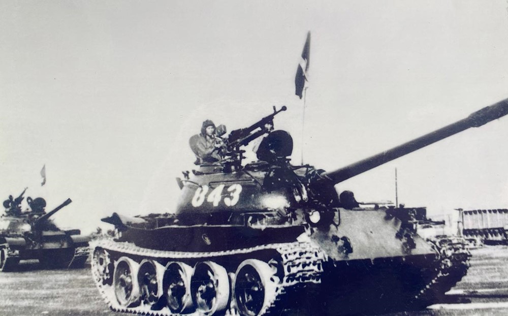 Chiếc xe tăng húc đổ cổng phụ Dinh Độc Lập trong ngày 30/4/1975: Từng gây ra cuộc tranh cãi kéo dài suốt 2 thập kỷ, đang được trưng bày tại bảo tàng quân sự 'khủng' nhất Việt Nam - ảnh 1