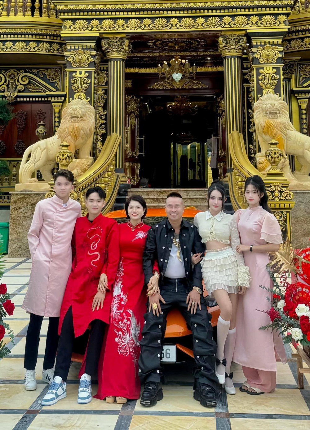 Lâu đài 70 tỷ đồng của ‘đại gia đồng nát’, huy động hàng trăm người để xây dựng: Giá trị sau khi được dát vàng, hoàn thiện chạm ngưỡng trăm tỷ! - ảnh 1