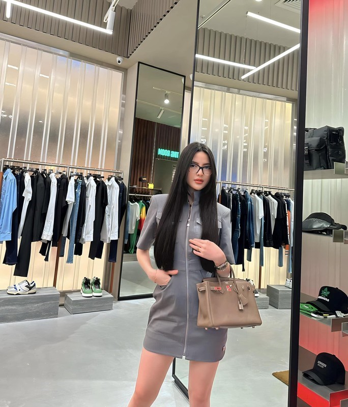 Tài sản của Chu Thanh Huyền trước khi bị tố cáo trốn thuế: Một phiên live thu về 1,6 tỷ, lái xe Mercedes, xách túi hiệu, tặng cả vàng cho giúp việc - ảnh 4