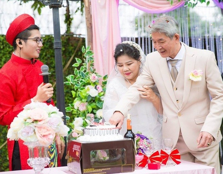 Nữ NSND kỷ lục thu âm 400 bài, hát show nào cũng cháy vé: Lấy diễn viên xiếc kém 6 tuổi, U70 rơi nước mắt vì lần đầu mặc váy cưới - ảnh 7