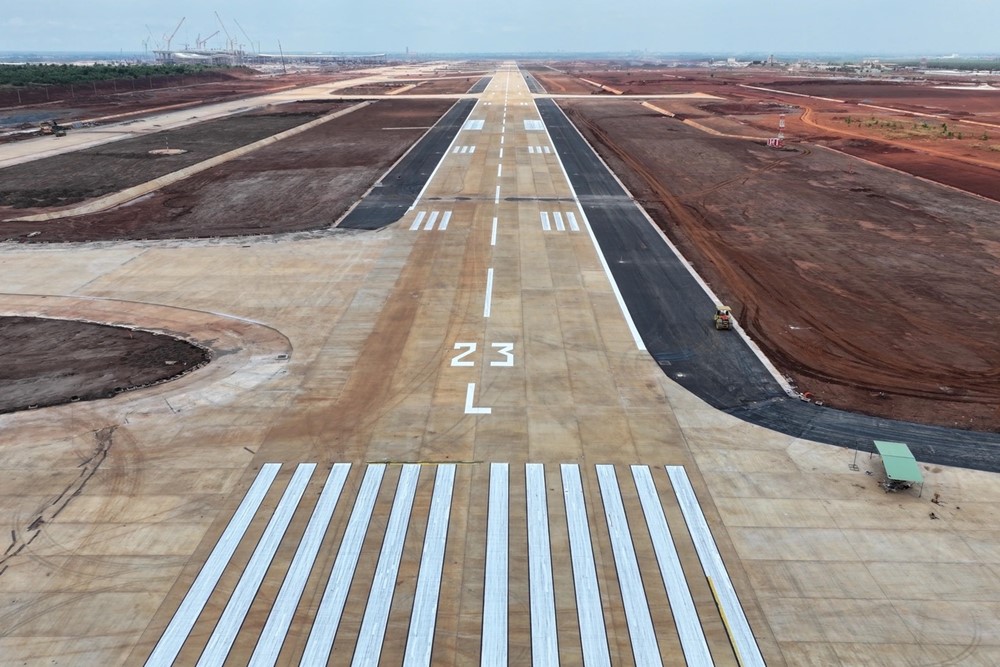 Đường băng dài nhất Việt Nam trị giá hơn 7.300 tỷ đồng tại dự án siêu sân bay chính thức hoàn thành, sẵn sàng phục vụ công tác bay hiệu chuẩn - ảnh 2