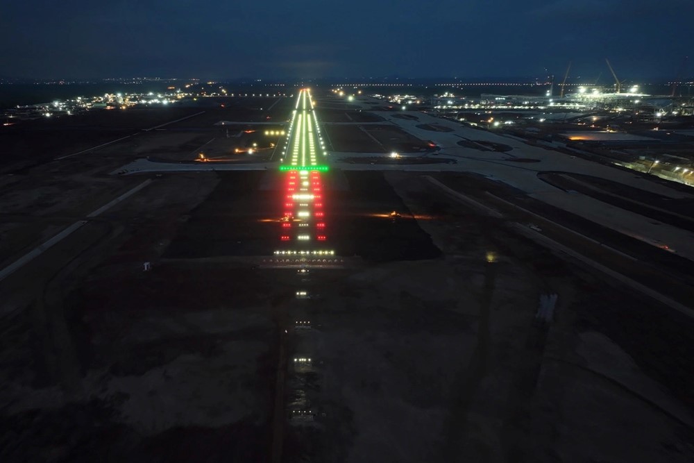 Đường băng dài nhất Việt Nam trị giá hơn 7.300 tỷ đồng tại dự án siêu sân bay chính thức hoàn thành, sẵn sàng phục vụ công tác bay hiệu chuẩn - ảnh 1