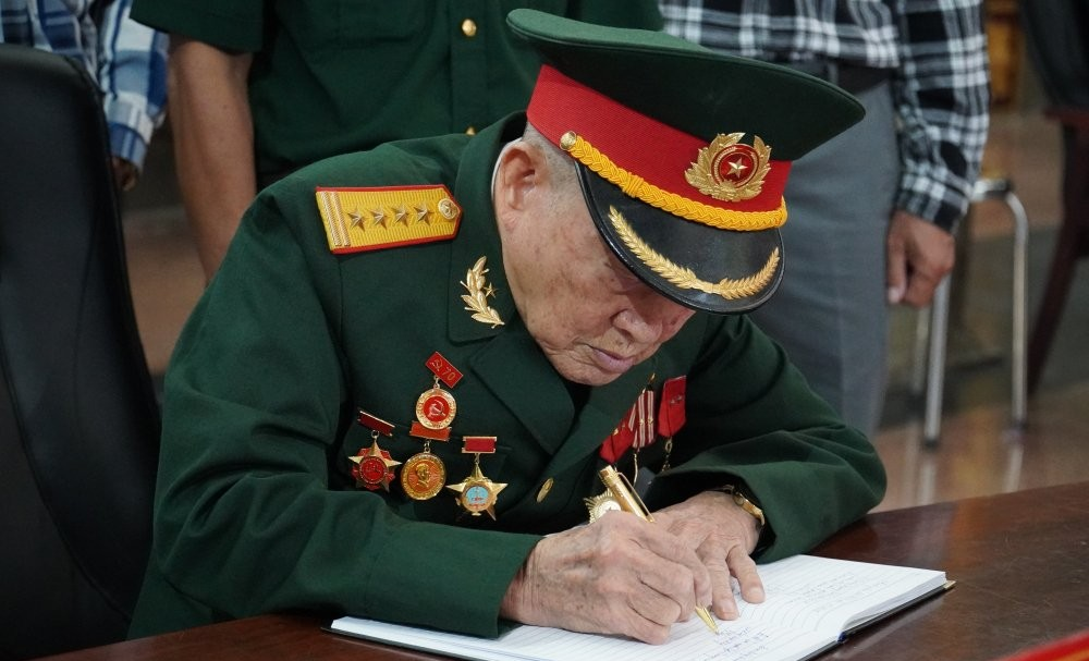 Hai nhân vật huyền thoại của Việt Nam hội ngộ trong một khung hình: Người là anh hùng 7 lần bắn rơi máy bay địch, người là huyền thoại của ngành tình báo - ảnh 4