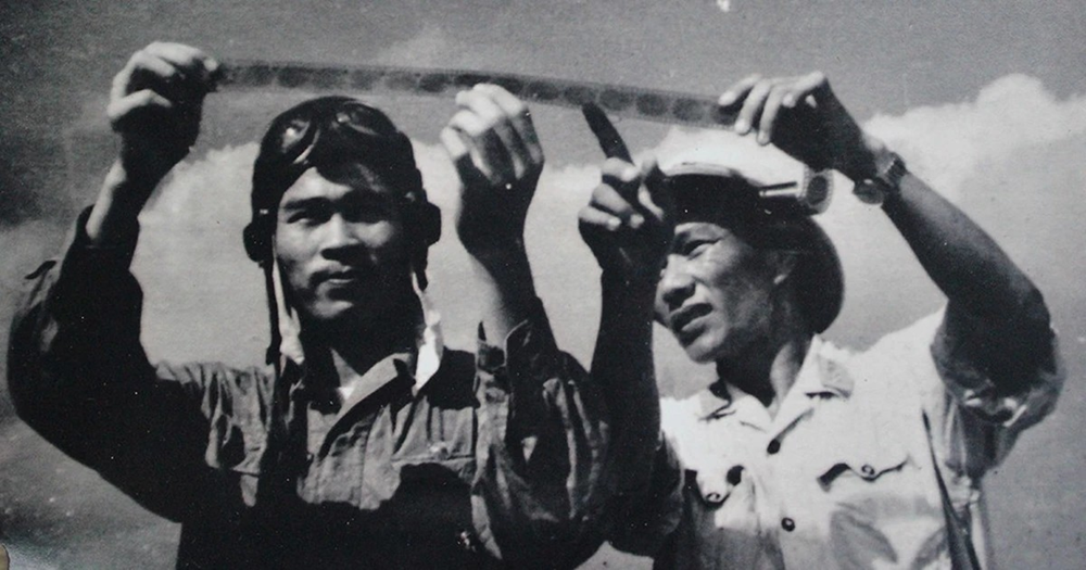 Hai nhân vật huyền thoại của Việt Nam hội ngộ trong một khung hình: Người là anh hùng 7 lần bắn rơi máy bay địch, người là huyền thoại của ngành tình báo - ảnh 2