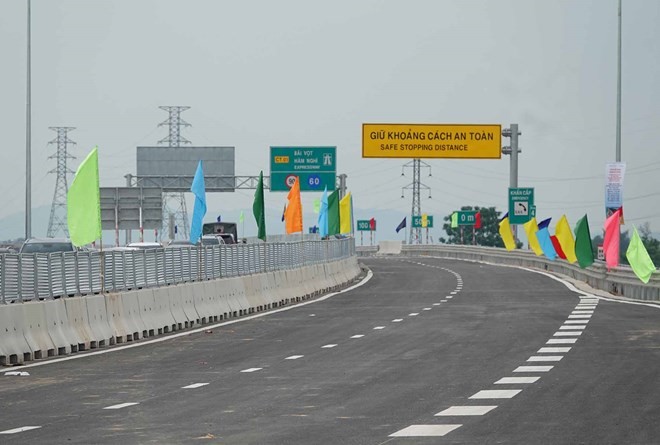 Chính thức đưa vào khai thác hai tuyến cao tốc thuộc dự án cao tốc Bắc - Nam phía Đông trị giá hơn 17.300 tỷ đồng - ảnh 1