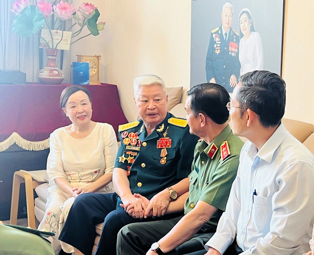 Anh hùng LLVT nhân dân từng bắn hạ 6 máy bay địch: Hiệu trưởng của nhiều thế hệ phi công, có vợ là NSND ‘huyền thoại’ của nhạc cách mạng Việt Nam - ảnh 2