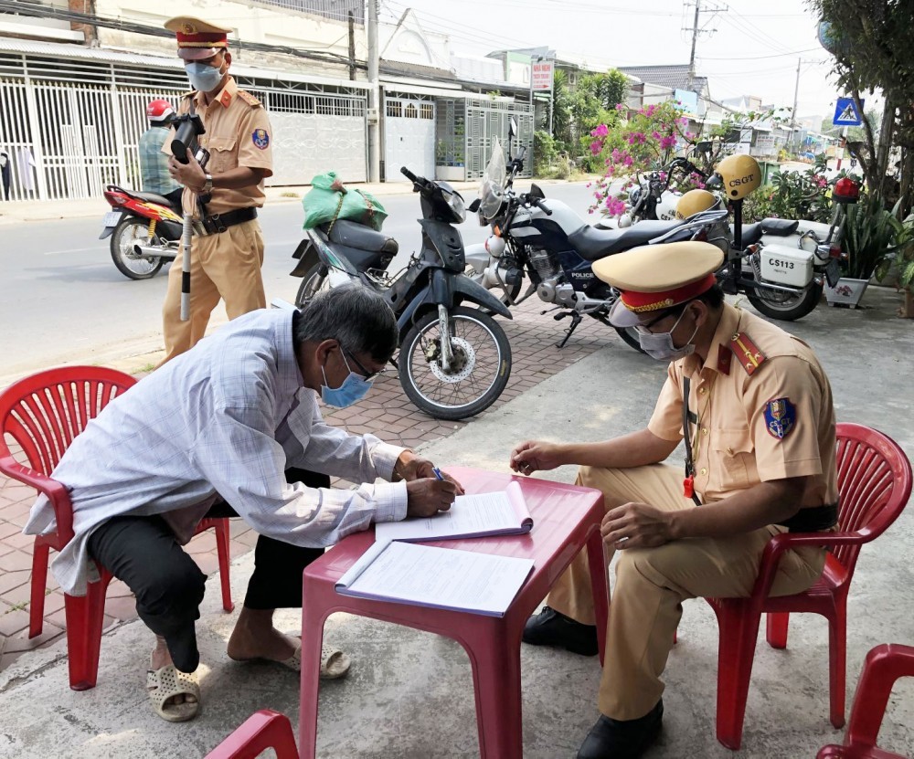 8.706 trường hợp vi phạm trật tự, an toàn giao thông, 14 người tử vong trong ngày đầu nghỉ lễ - ảnh 1