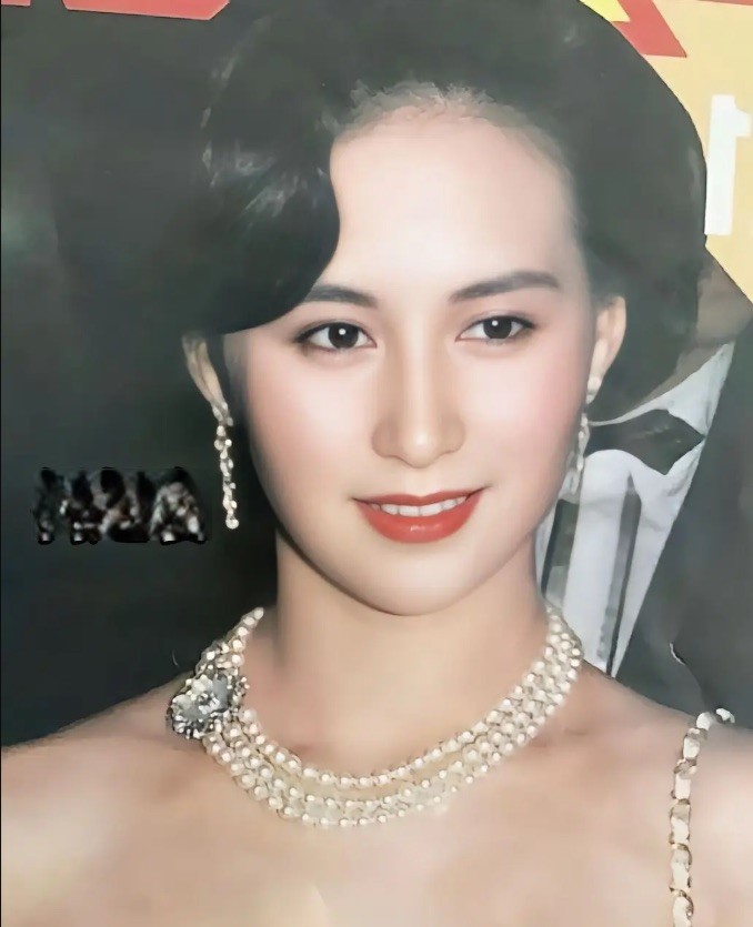 Ái nữ trùm sòng bạc khiến danh ca nổi tiếng say đắm một thời: Từng nhận khoản sính lễ hơn 3.300 tỷ đồng khi lên xe hoa, nay trở thành 'bà hoàng' xứ Cảng - ảnh 1