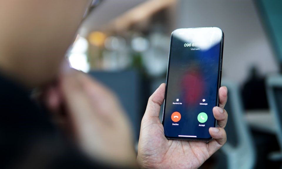 Công an cảnh báo SĐT lừa đảo mới nhất, khiến nam thanh niên mất hơn 8 tỷ đồng sau một cuộc gọi - ảnh 1