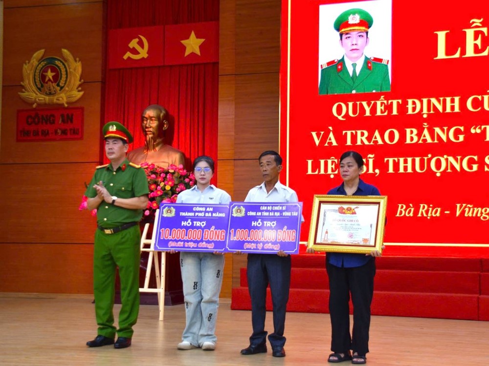 Trao bằng 'Tổ quốc ghi công' cho thân nhân Liệt sĩ hy sinh khi truy bắt tội phạm liên quan đến ma túy - ảnh 2